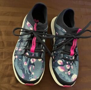 Under Armour Size 5 Athletic Shoes
